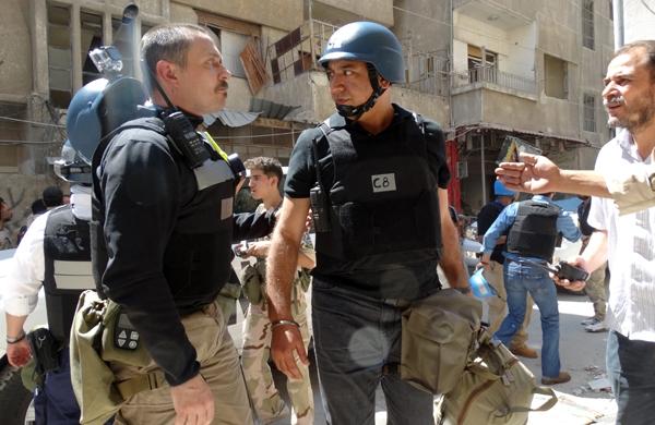Especialistas da ONU durante investigação em local atacado com gás sarin (France Press)