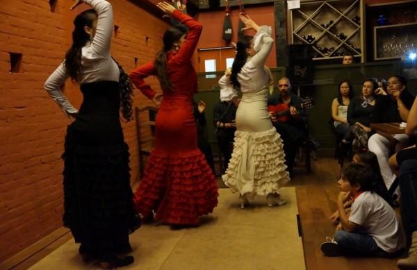 Apresentadção do grupo de professores da escola Luna Flamenca ( Divulgação)