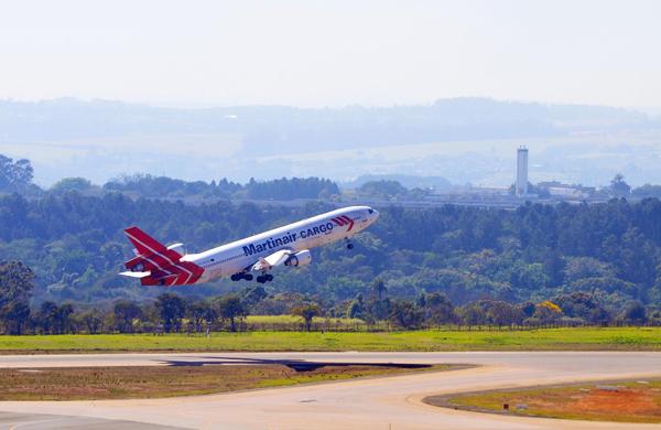 Avião decola do Aeroporto Internacional de Viracopos, em Campinas: setor produtivo planeja privatização também do entorno do terminal ( Cedoc/RAC)