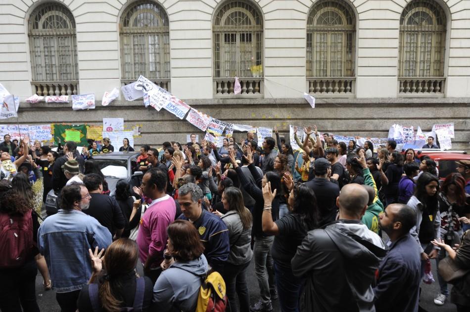 Retirados da Câmara Municipal, professores seguem protesto em frente ao prédio (Agência Brasil )
