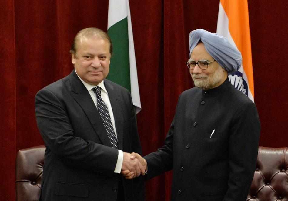 O primeiro-ministro indiano Manmohan Singh e o colega paquistanês Nawaz Sharif  (France Press)
