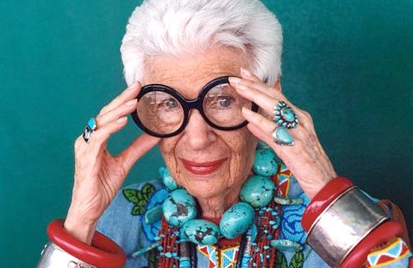 A norte-americana de 92 anos, Iris Apfel, dá lições de bom humor e longevidade em visita ao Brasil (Divulgação)