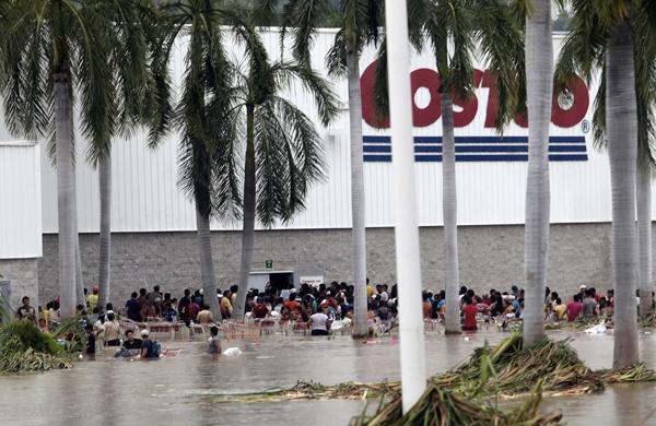 Centenas de pessoas saquearam supermercado de Acapulco após passagem de furacão (France Press)