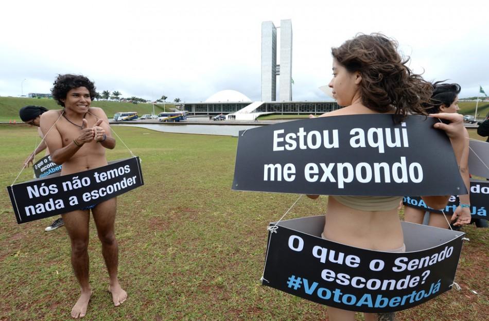 Jovens protestam seminus no gramado em frente Congresso Nacional pelo voto aberto (France Presse)
