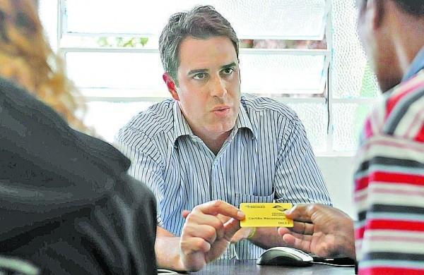 Hossri, coordenador do sistema em Campinas, entrega cartão a dependente de álcool ( Leandro Ferreira/AAN)