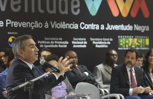 O ministro-chefe da Secretaria Geral da Presidência, Gilberto Carvalho, defendeu o ministro do Trabalho, Manoel Dias, e o trabalho das entidades filantrópicas (Agência Brasil)