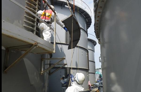 Operários de usina nuclear de Fukushima trabalham em reator (France Press)