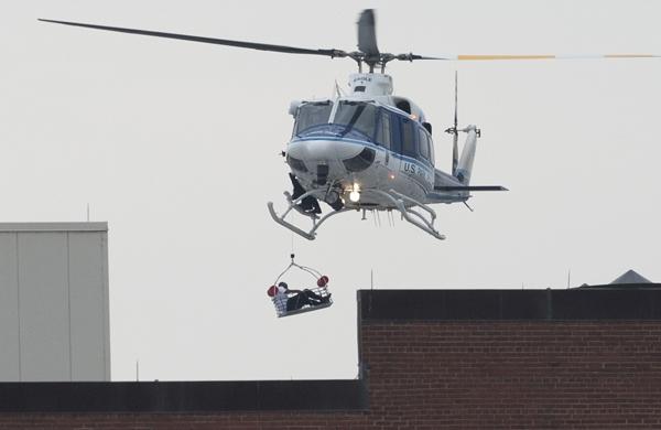 Helicóptero faz resgate de vítima de tiroteio em base naval americana (France Press)