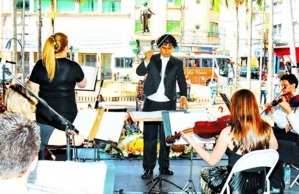 Orquestra do Conservatório Carlos Gomes apresentou-se ontem, durante homenagem prestada ao maestro em frente ao monumento-túmulo (Elcio Alves/AAN )