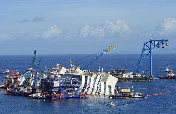 Estrutura gigante é montada para reerguer o navio Costa Concordia (France Press)