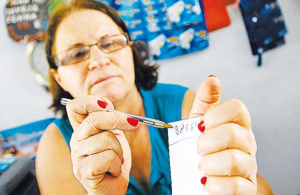 A comerciante Djanira dos Santos não sabia que era preciso acrescentar o nono dígito: "Como faz?" (Érica Dezonne/AAN)