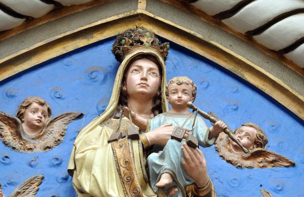 Ninho de passarinho na cabeça da Santa na igreja do Carmo, centro de Campinas. (Dominique Torquato/AAN)