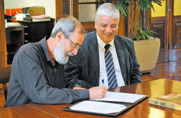 Jaime Finguerut (CTC) assina o convênio, observado pelo diretor da Esalq, José Vicente (Antonio Trivelin)