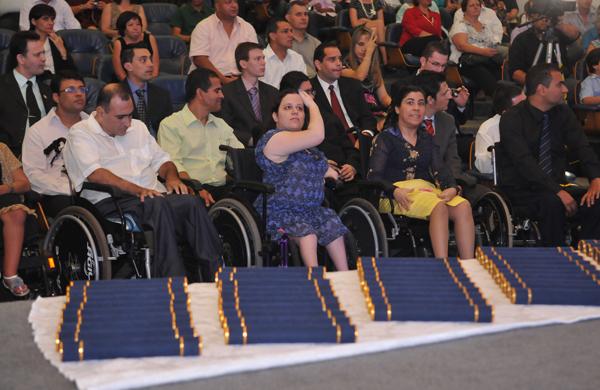 Turma do Programa Qualificar para Incluir, do CPqD, observa diplomas que foram entregues durante a cerimônia de formatura do curso de tecnologia da informação e comunicação ( Dominique Torquato/AAN)