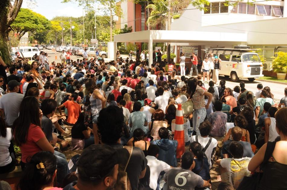 Estudantes decidiram permanecer no prédio e fazem nova reunião com a reitoria nesta sexta-feira ( Carlos Sousa Ramos/AAN)