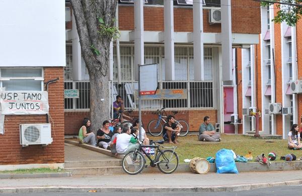 Alunos em frente à prédio da Unicamp durante invasão à reitoria (César Rodrigues/AAN)