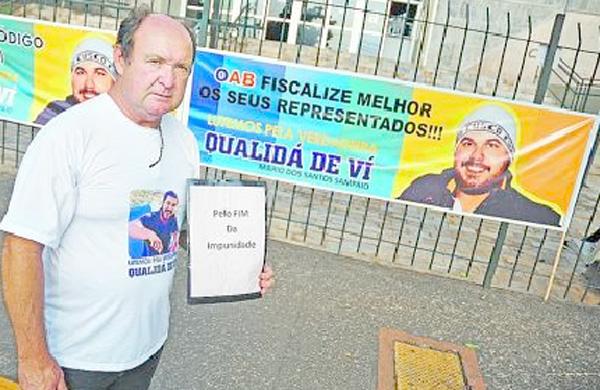 Renato Camargo Sampaio, pai do estudante assassinado. fez um protesto pacífico ontem no Fórum local r
 ( Del Rodrigues)