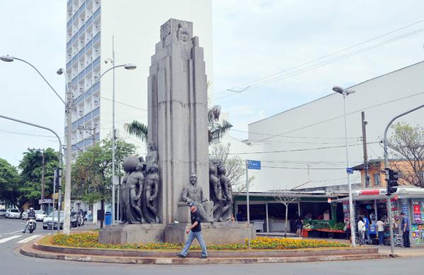 Em 1956, a Administração o transferiu o monumento para a esquina da Rua Onze de Agosto  (César Rodrigues/AAN)