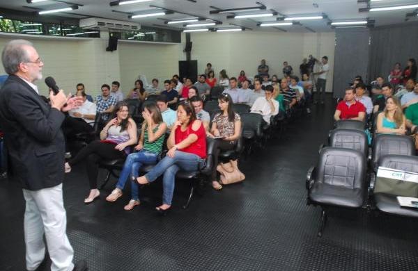 O secretário de Saúde Armando Raggio conversa com os médicos (Divulgação)