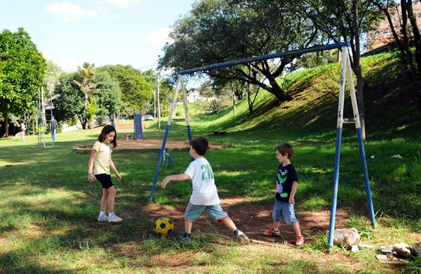 Crianças brincam na Praça Renê Pena Chaves, no Jardim Proença: faltam balanços e gangorras  (Érica Dezonne/AAN)