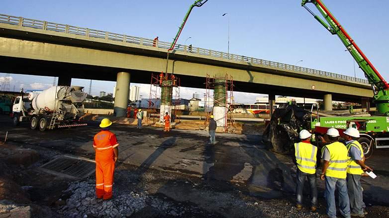 A obra se destina à construção de mais duas faixas de rolamento no viaduto Kanebo ( Cedoc/RAC)