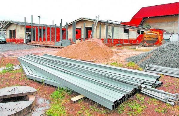 Obra de restaurante começou na semana passada em terreno que fica entre o posto de combustíveis e uma das entradas do terminal de cargas; previsão é de que estabelecimento esteja pronto até o fim do ano ( Leandro Ferreira/AAN)