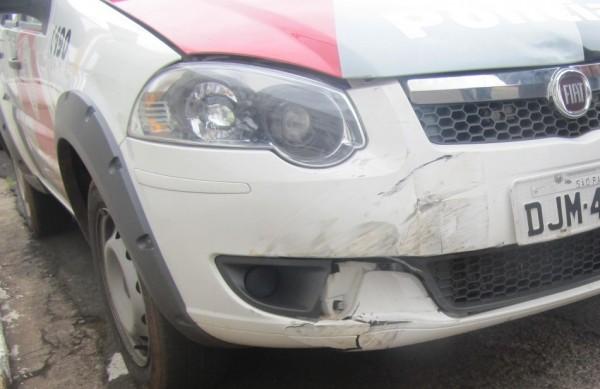 Carro da polícia ficou danificado após batida com moto de bandidos (Carolina Bataier)