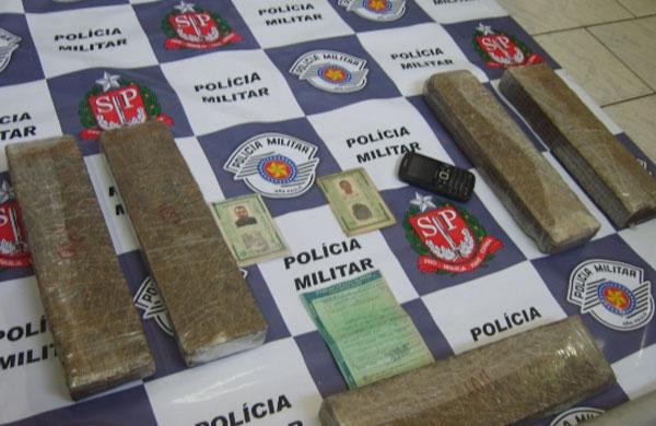 Dentro do carro foram encontrados 5kg de maconha  (Divulgação/Polícia Militar)