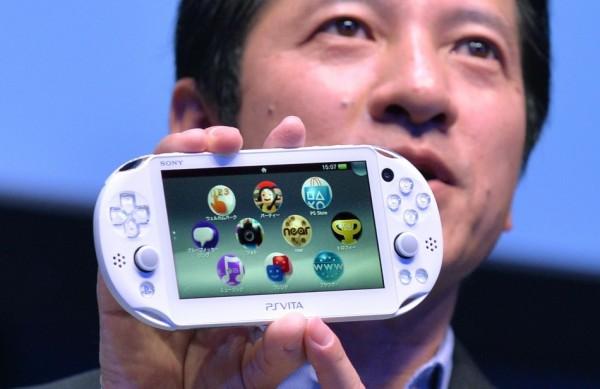 Executivo da Sony mostra o portátil que vai custar cerca de US$ 190 (France Press)