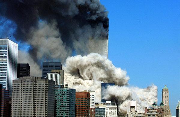 Em 11 de Setembro de 2001, houve uma série de ataques suicidas coordenados pela rede Al Qaeda a cidades norte-americanas (France Press)