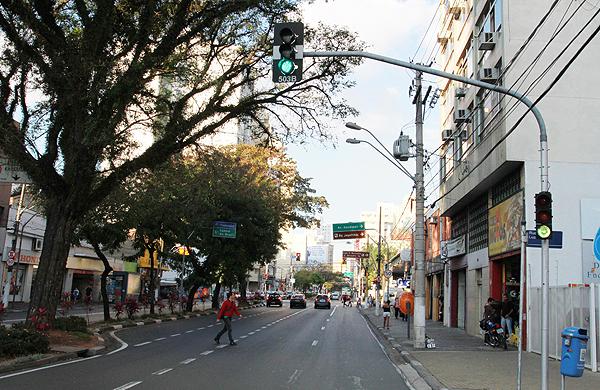 Semáforo no cruzamento da Avenida Moraes Salles com a Rua Luzitana que já funciona com LEDs ( Rodrigo Zanotto/Especial para AAN)