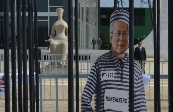 Manifestantes protestaram em frente ao Supremo Tribunal Federal (STF) contra os embargos infringentes  (Agência Brasil)