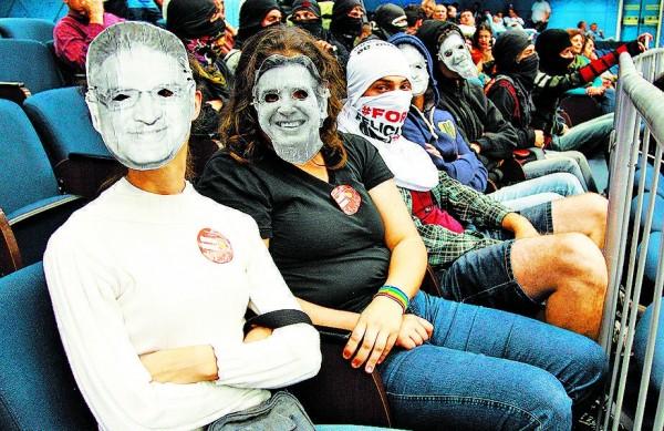 Na quarta-feira (18) um grupo protestou usando máscaras de Campos Filho e Sérgio Benassi: não houve violência ( Leandro Ferreira/AAN)