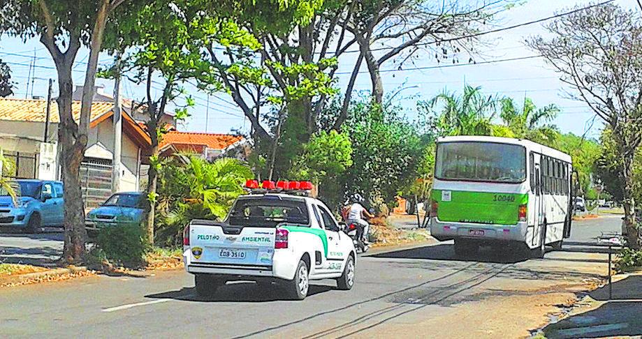 Viatura da Guarda Municipal faz escolta de ônibus em Piracicaba (Ana Cristina Andrade)