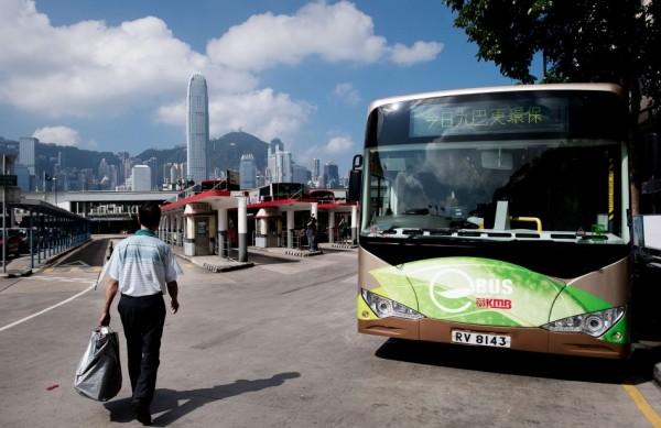 Empresas privadas de Hong Kong terão subsídios do governo para adquiri os ônibus elétricos (France Press)