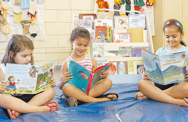 Maria Clara, Ana Laura e Raíssa ainda não sabem ler, mas aprenderam a gostar de livros (Del Rodrigues)