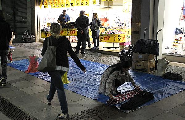 Comerciantes reclamam que informais dificultam a circulação dos carros da polícia em horário crítico  ( Leandro Ferreira/AAN)