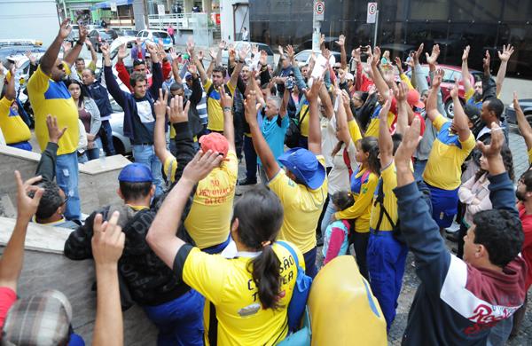 Em assembleia, trabalhadores decidiram manter a paralisação ( Edu Fortes/AAN)
