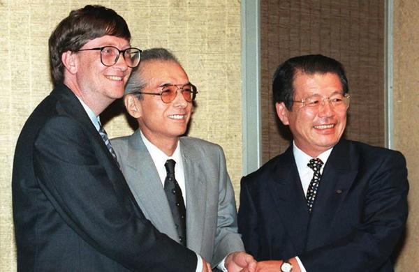 Hiroshi yamaguchi (C) durante encontro com Bill Gates (E) e Nomura (D) (France Press)