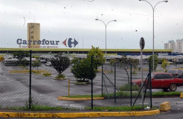 Vítima foi dominada no estacionamento do hipermercado ( Cedoc/RAC)