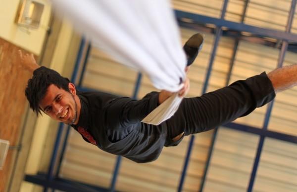 O bailarino Felipe Rosa faz acrobacias com tecido ao som da canção 'Quem Sabe?', de Carlos Gomes ( Leandro Ferreira/AAN)