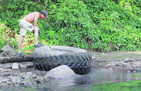 Até pneu de trator foi retirado das águas do rio Piracicaba (Del Rodrigues)