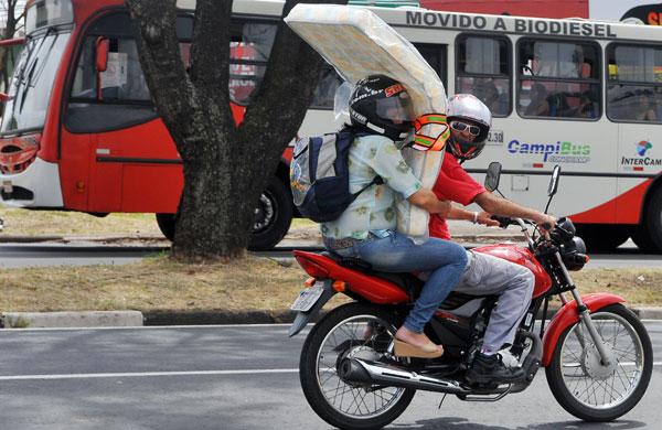 O improviso para carregar o colchão em motocicleta (César Rodrigues/AAN)