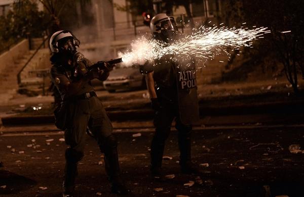 Policiais gregos disparam balas de borracha contra manifestantes (France Press)