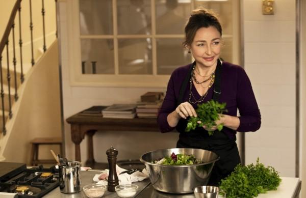Catherine Frot interpreta a chef Hortense Laborie, contratada para trabalhar no palácio presidencial : filme 'Sabores do Palácio' ( Divulgação)