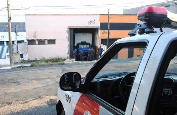Policiais chegaram ao local do crime após investigar arrastão (Cedoc/RAC)
