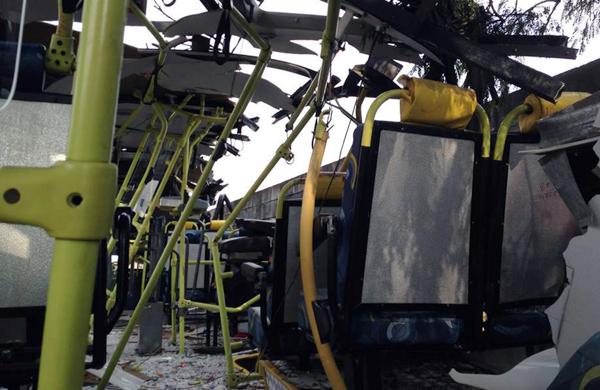 Interior do veículo ficou destruído após o acidente  (: Fábio Ming Gurgel Hallais/Foto do Leitor)