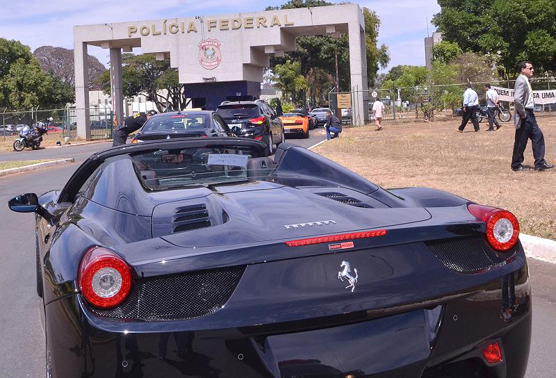 Polícia Federal apreende carros de luxo de quadrilha especializada em lavagem de dinheiro e desvio de dinheiro público (Agência Brasil)