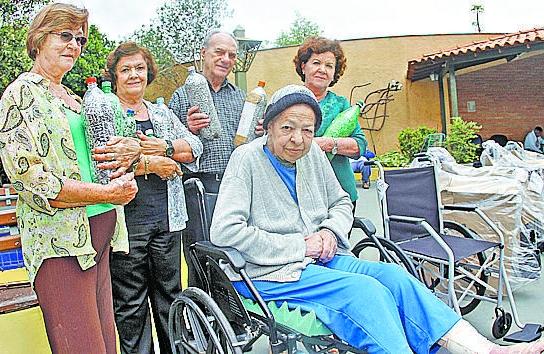 Casal Flávio e Idair fez a entrega das cadeiras na quinta-feira no Lar Betel (Del Rodrigues)
