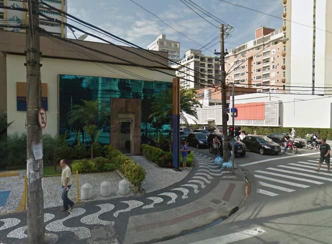 Placa de sinalização do Banco Itaú atingiu o senhor na última quarta-feira (Divulgação)
